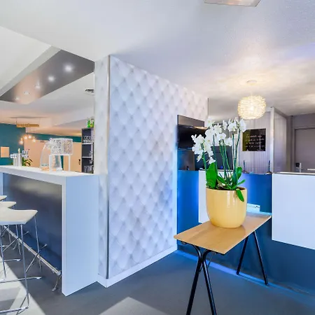 Отель Kyriad Gare - Grand Palais