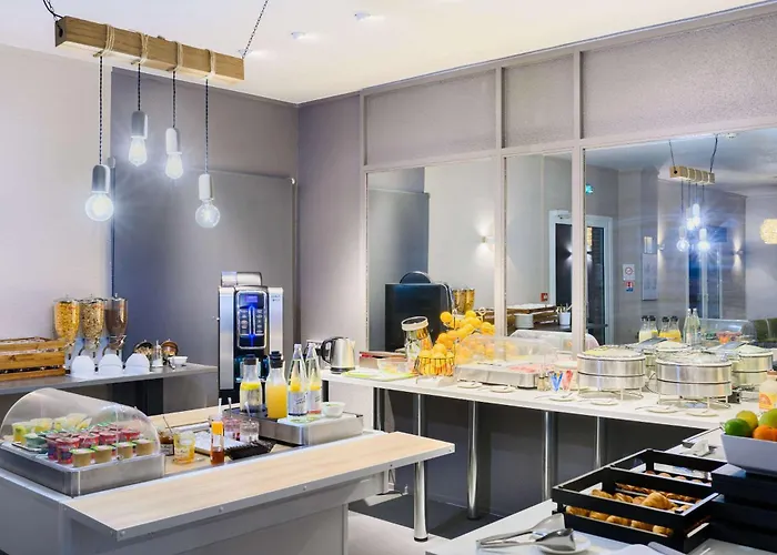 Kyriad Gare - Grand Palais Hotel