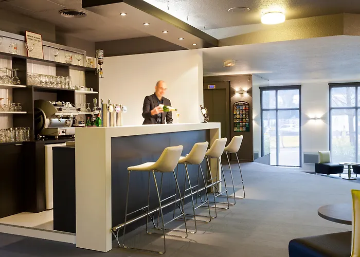 Kyriad Gare - Grand Palais Hotel