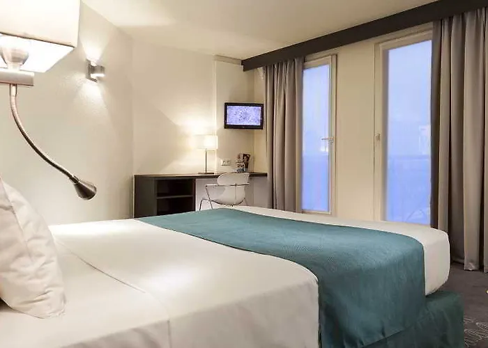 Kyriad Gare - Grand Palais Hotel 3*